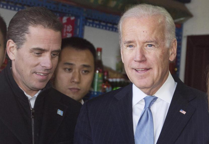 Joe Biden (kanan) dan putranya Hunter Biden (kiri). 