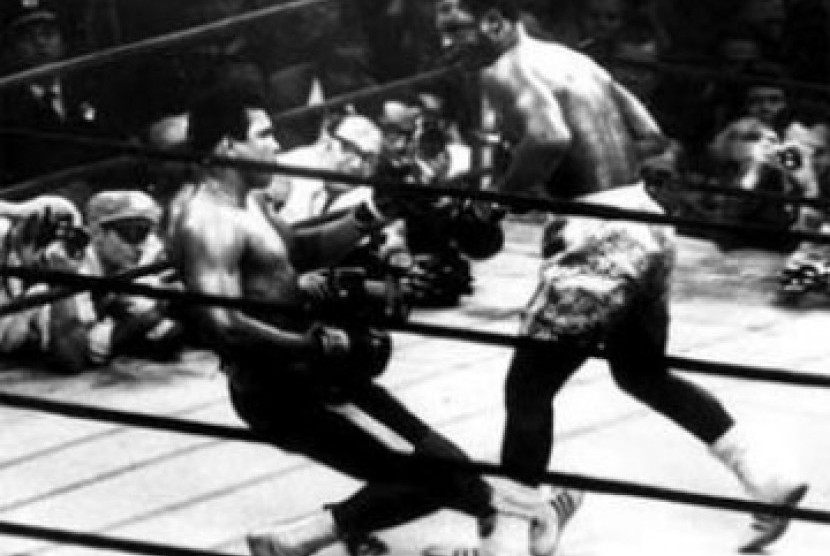 Joe Frazier saat meng-Ko Muhammad Ali dalam duel pada 1970