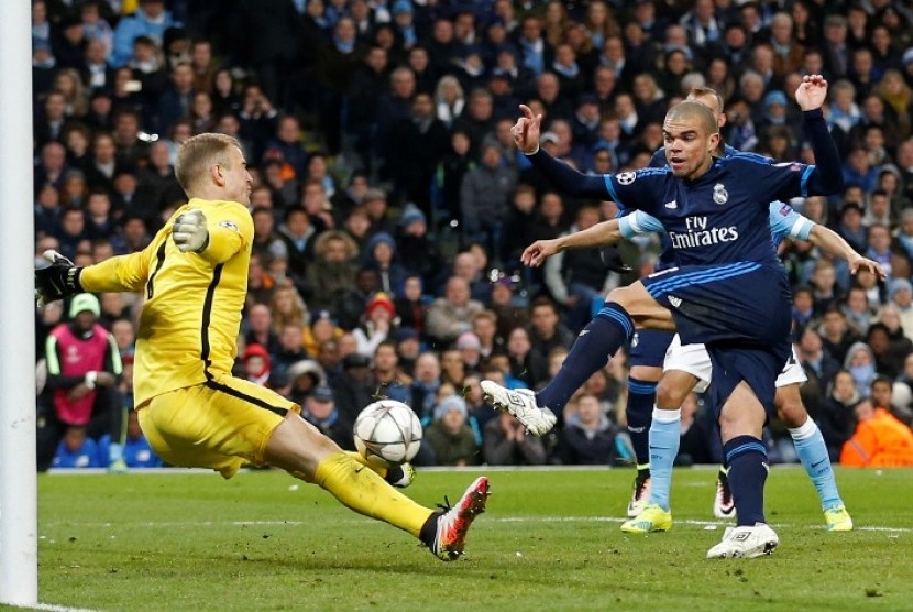 Joe Hart (kiri) saat menyelamatkan tendangan Pepe.