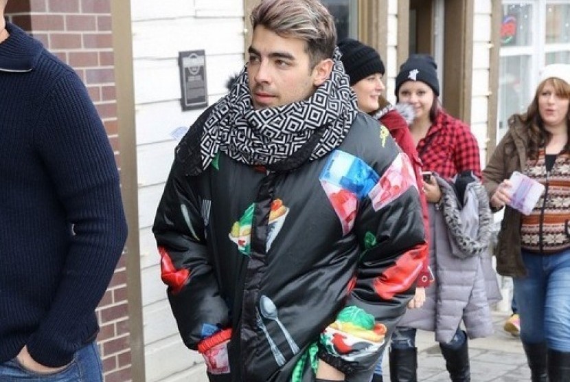 Joe Jonas mengenakan jaket bergambar mangkok ayam, uang ribuan, hingga petai.