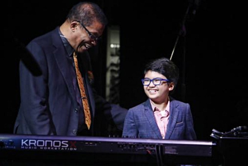 Joey Alexander (kanan) bersama  musisi legenda Herbie Hancock di Teater Apollo, New York City, pada Oktober 2014.