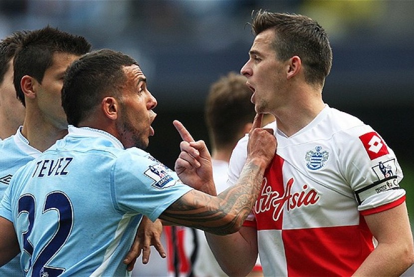 Joey Barton bersitegang dengan striker City Carlos Tevez