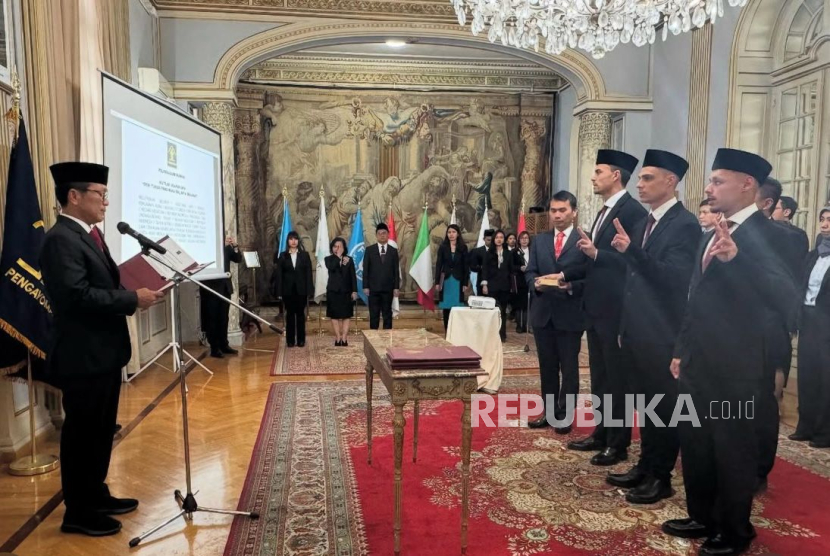 Joey Mathijs Pelupessy, Dean Ruben James, dan Emil Audero Mulyadi resmi menjadi Warga Negara Indonesia (WNI) setelah tiga pemain tersebut menjalani sumpah dan janji pewarganegaraan di Kedutaan Besar Republik Indonesia (KBRI) Roma, Italia, Senin (10/3/2025).