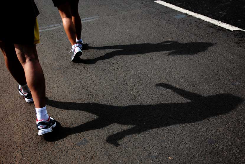Jogging (ilustrasi). Olahraga berlebihan dapat memicu timbulnya radikal bebas secara berlebihan yang dapat merusak jantung.