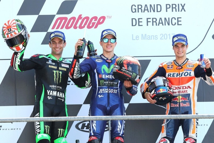 Johann Zarco (kiri), Maverick Vinales (tengah) dan Dani Pedrosa berdiri di podium juara GP Prancis.