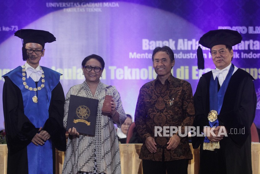 Foreign Minister Retno Marsudi (second left) receives Herman Johannes Award 2019 at Gadjah Mada University (UGM), Sleman, DI Yogyakarta, Friday (Feb 22).