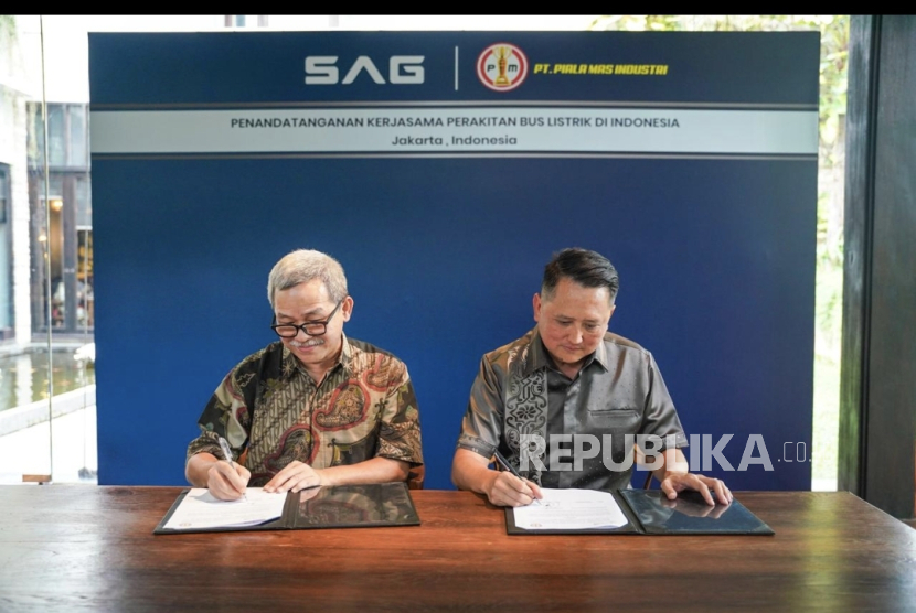 Johannes Herwanto, Direktur Utama SAG (kiri), bersama dengan Indra Soedjoko, CEO, Piala Mas (kanan).