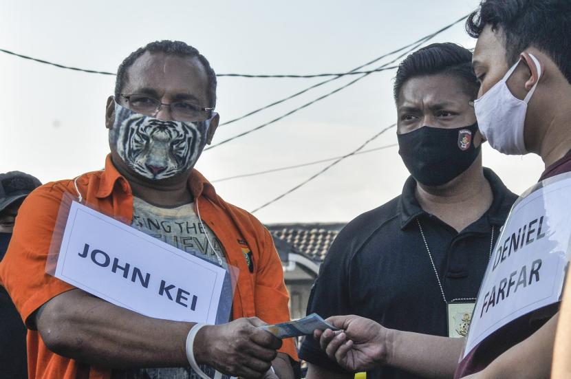 John Kei (kiri) memperagakan reka ulang perencanaan penyerangan di Bekasi, Jawa Barat, Senin (6/7/2020). Pada rekonstruksi tersebut John Kei bersama anak buahnya memperagakan 8 adegan di 2 lokasi.
