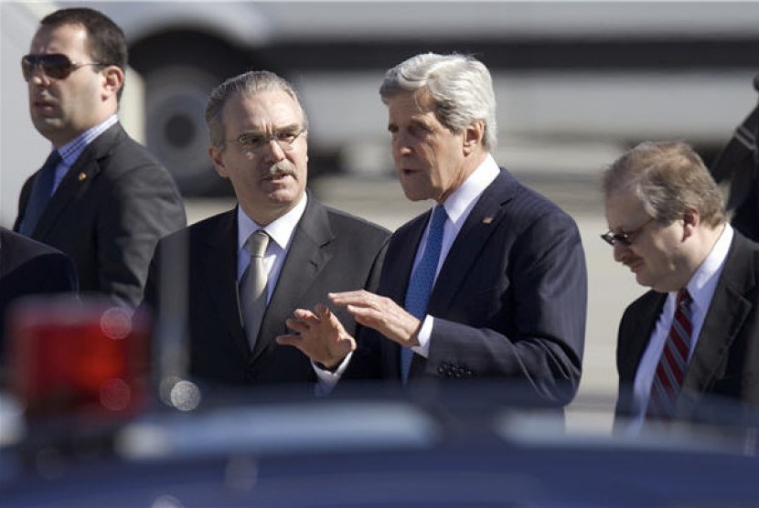 John Kerry (dua kanan) 