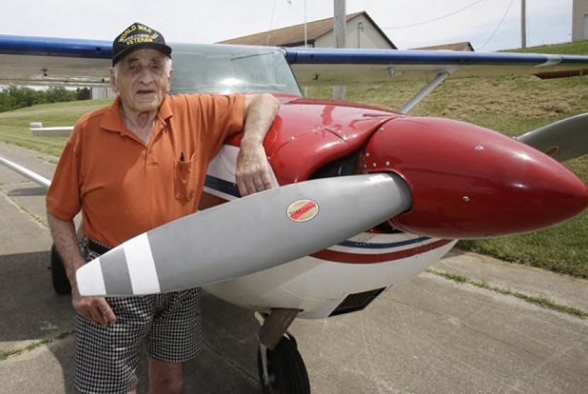 John Lawton poses by his Cessna 172 airplane in Wadsworth, Ohio. Lawton will attempt to make 90 flying passages across the US-Canadian border. (file photo) 