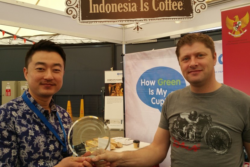 John Lee (Kiri) dan Clive Samuel (kanan) dari PT Tanamera Kopi Indonesia, Jakarta memenangkan penghargaan internasional kopi di Australia. 