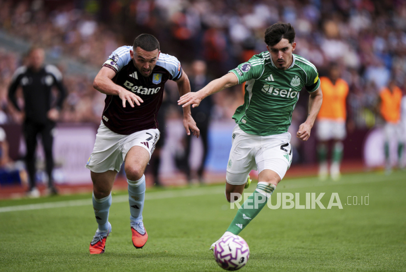 John McGinn (kiri) dari Aston Villa dan Tino Livramento dari Newcastle United berebut bola dalam pertandingan sepak bola Liga Primer Inggris di Villa Park, Birmingham, Inggris, Sabtu (16/8/2025). Aston Villa bermain imbang 0-0 melawan Newcastle. 