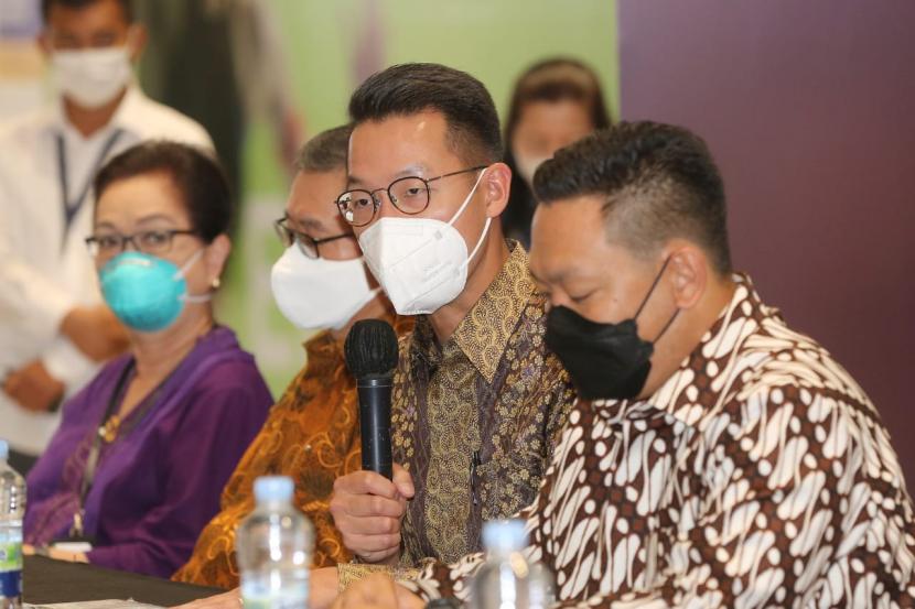 John Riady, CEO PT. Lippo Karawaci Tbk sekaligus Presiden Komisaris PT. Siloam International Hospitals Tbk (kedua dari kanan) memberikan sambutan pada peresmian Vaksinasi Gotong Royong di pusat perbelanjaan Spark Jakarta Selatan. 