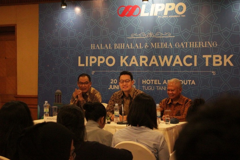 John Riady CEO PT Lippo Karawaci Tbk (tengah) dalam acara media gathering dan halal bihalal bersama media.