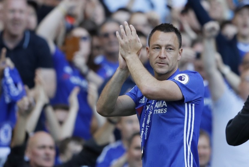 John Terry saat laga perpisahan bersama Chelsea musim lalu.