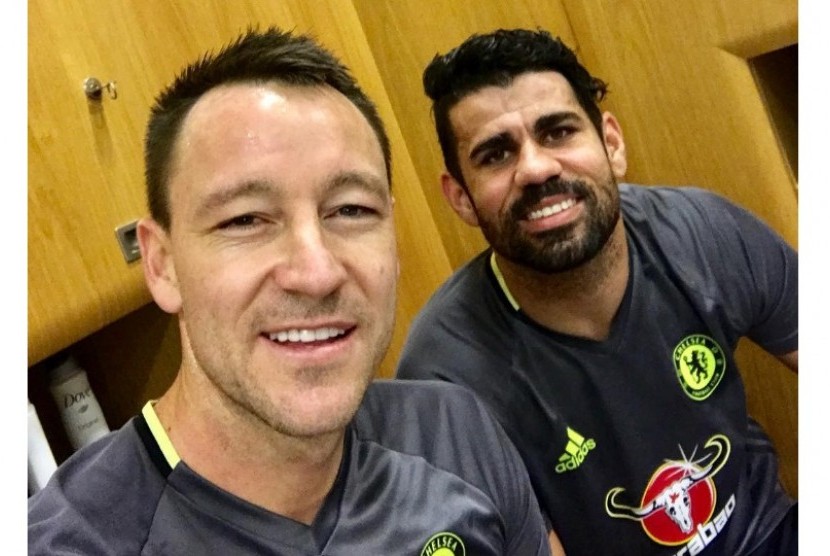 John Terry (kiri) dan Diego Costa