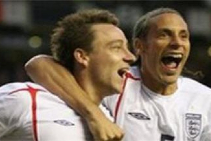 John Terry (kiri) dan Rio Ferdinand 