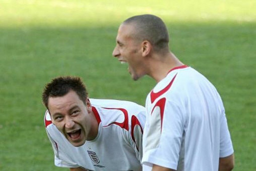 John Terry (kiri) dan Rio Ferdinand. Ferdinand adalah kapten MU saat menghadapi Chelsea yang dikapteni Terry di Final UCL 2007/2008.