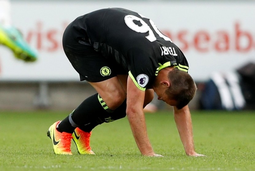 John Terry menderita cedera engkel saat melawan Swansea City, Ahad (11/9).