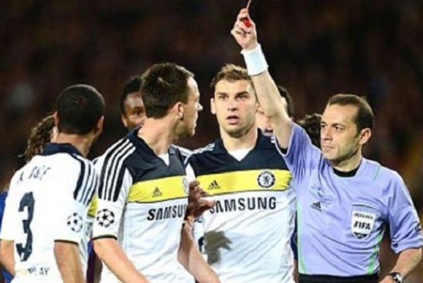 John Terry saat menerima kartu merah di leg kedua babak semifinal Liga Champions, Rabu (24/4) dini hari WIB.