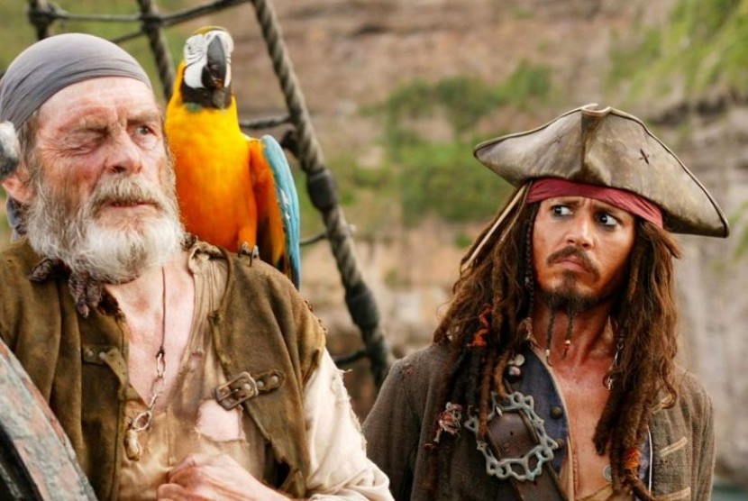 Johnny Depp sebagai Jack Sparrow dalam Pirates of the Carribean (kanan)