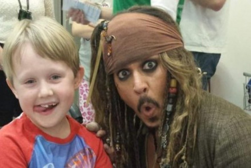 Johnny Depp sebagai Jack Sparrow dengan Max Bennett pasien anak di RS Anak Lady Cilento Brisbane. 