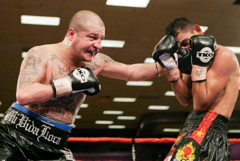 Johnny Tapia, kiri, saat bertanding dengan Evaristo Primero. 