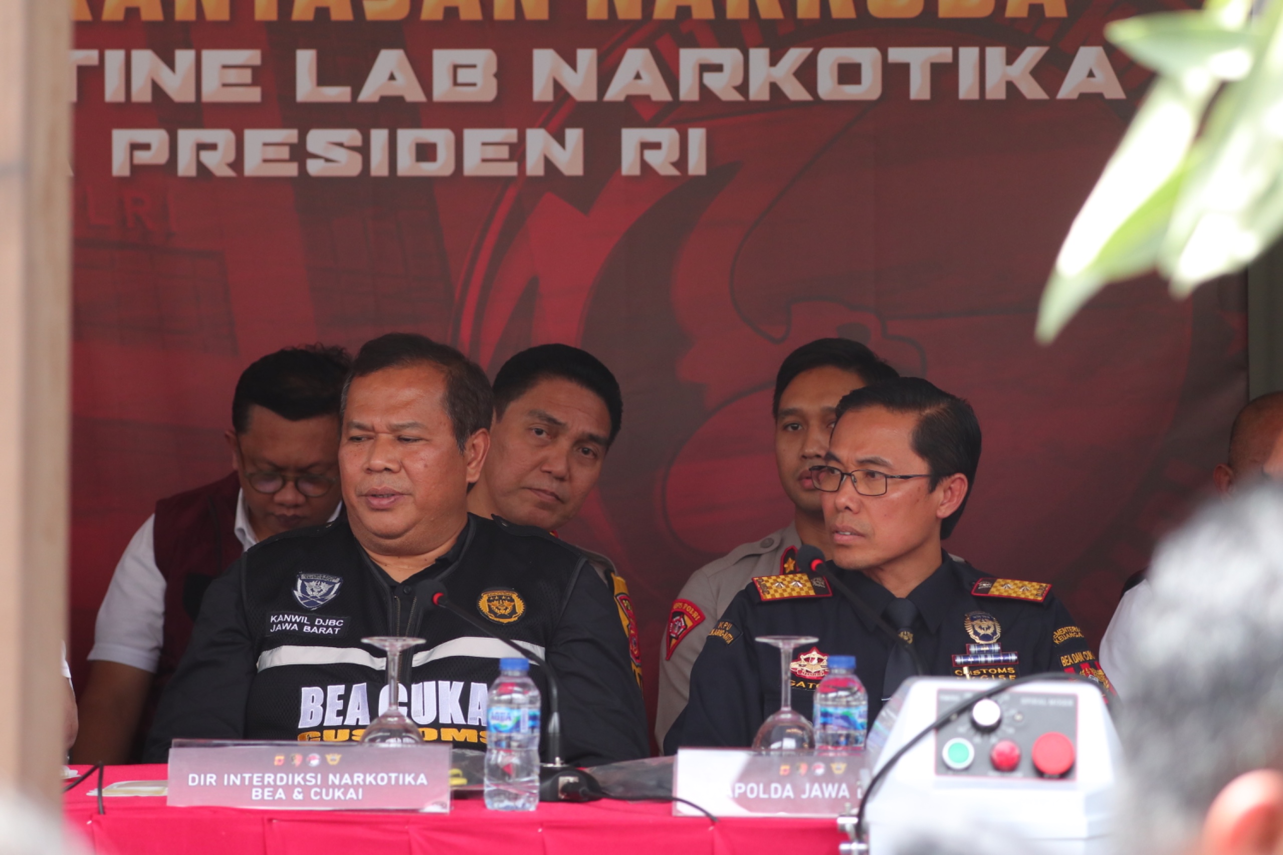 Joint operation Bea Cukai (Direktorat Interdiksi Narkotika Bea Cukai, Bea Cukai Soekarno-Hatta, dan Kantor Wilayah (Kanwil) Bea Cukai Jawa Barat) bersama Dittipidnarkoba Bareskrim Polri dan Ditresnarkoba Polda Jawa Barat mengungkap laboratorium narkotika ilegal (clandestine lab), yang memproduksi happy water.