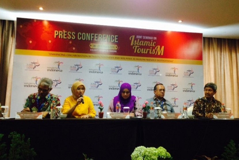 Joint Seminar on Islamic Tourism (JoSIT) 2015 dengan mengangkat tema Enhancing Collaboration Between Indonesia and Malaysia as Muslim Friendly Destinations di Hotel Clarity Bandung, Senin (26/10).