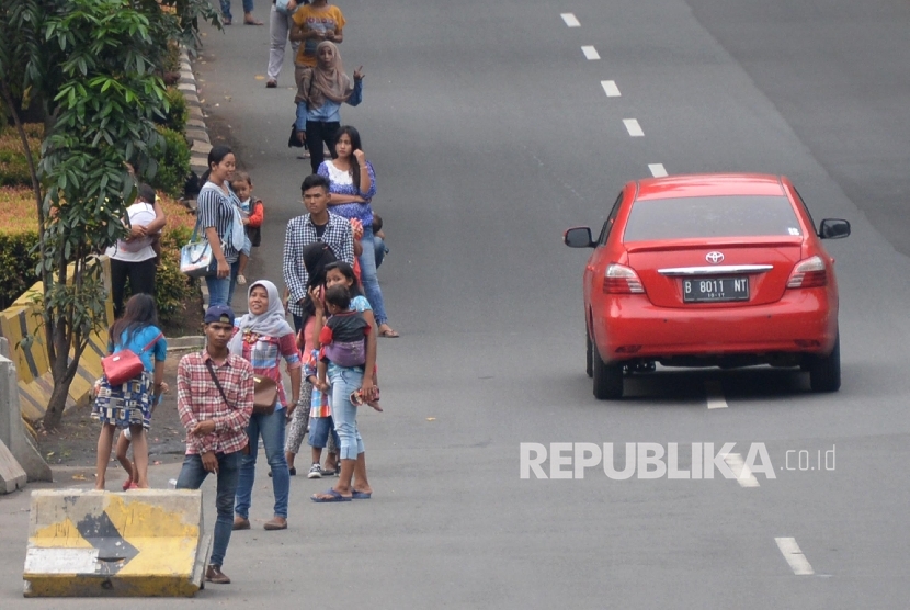   Joki 3 in 1 beroperasi di Jalan Pattimura, Jakarta, Kamis (31/3).
