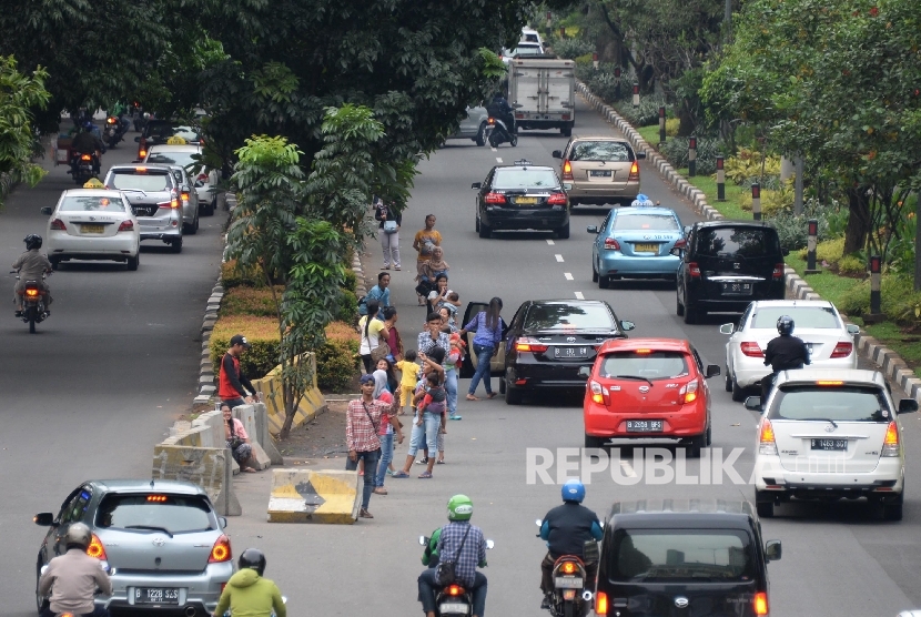 Joki 3 in 1 beroperasi di Jalan Pattimura, Jakarta, Kamis (31/3). 