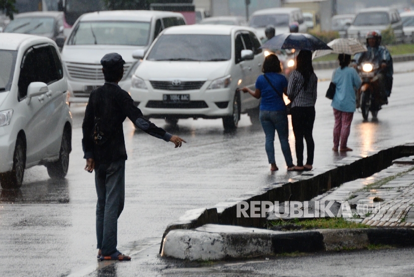 Joki 3 in 1 kembali beroperasi pasca berakhirnya masa uji coba penghapusan kawasan 3 in 1 di Gatot Soebroto, Jakarta, Kamis (14/4). (Republika/Yasin Habibi)