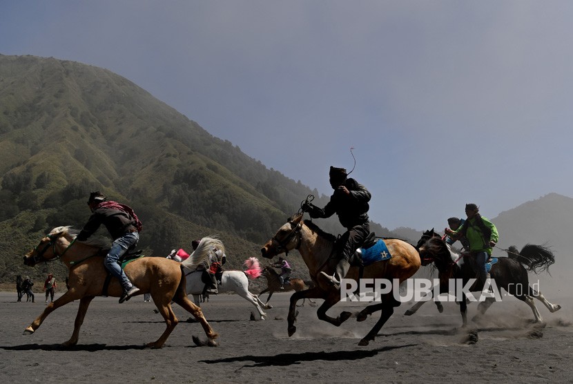 Joki memacu kudanya ketika mengikuti lomba pacuan kuda tradisional di kawasan Gunung Bromo, Probolinggo, Jawa Timur, Minggu (30/6/2019). 