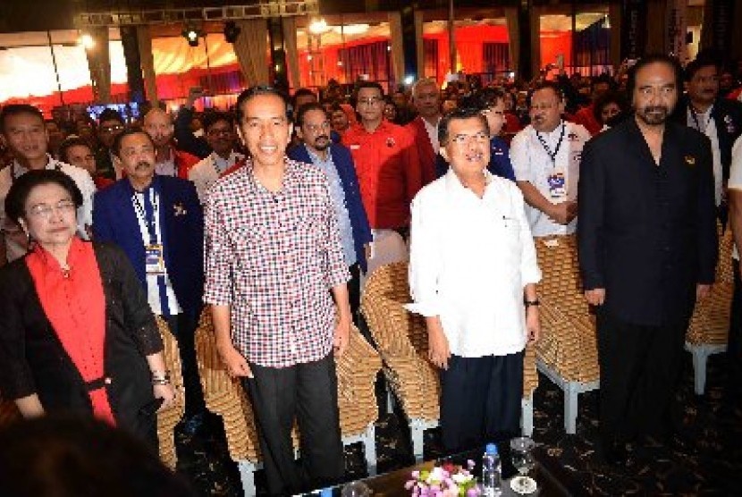 Joko Widodo alias Jokowi (kedua kiri) didampingi Jusuf Kalla (kedua kanan), Megawati Sukarnoputri (kiri) serta Surya Paloh (kanan)