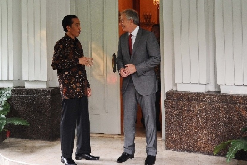 Joko Widodo berbincang dengan mantan perdana menteri Ingrris Tony Blair di Jakarta, Kamis (11/9).