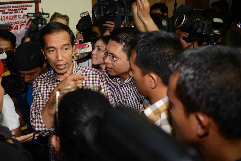Joko Widodo berbincang dengan para wartawan saat bersilaturahmi dengan wartawan di posko kemenangan Jokowi, Jakarta, Kamis (10/7). 