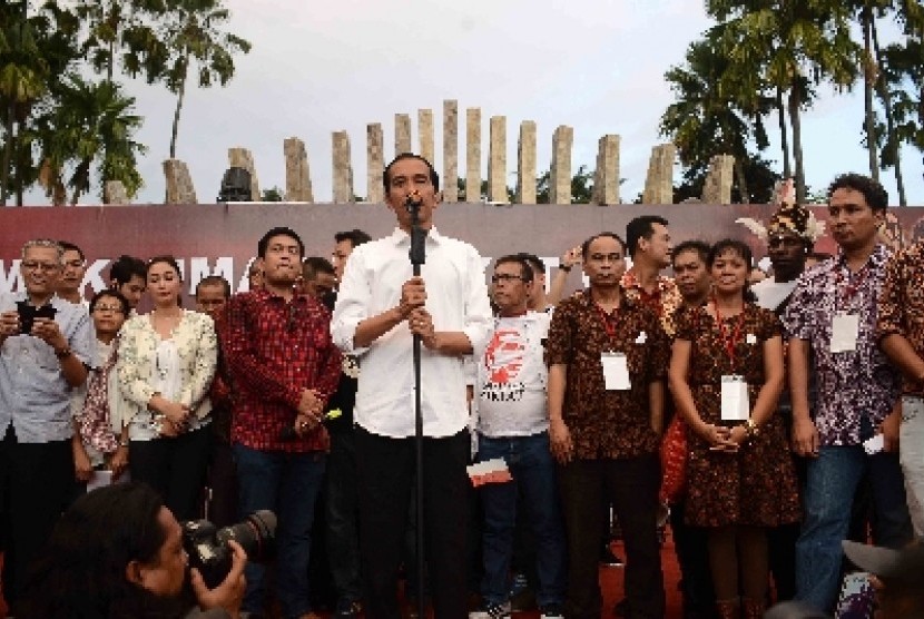 Joko Widodo bersama para relawannya syukuran relawan di Tugu Proklamasi, Jakarta, Rabu (23/7).