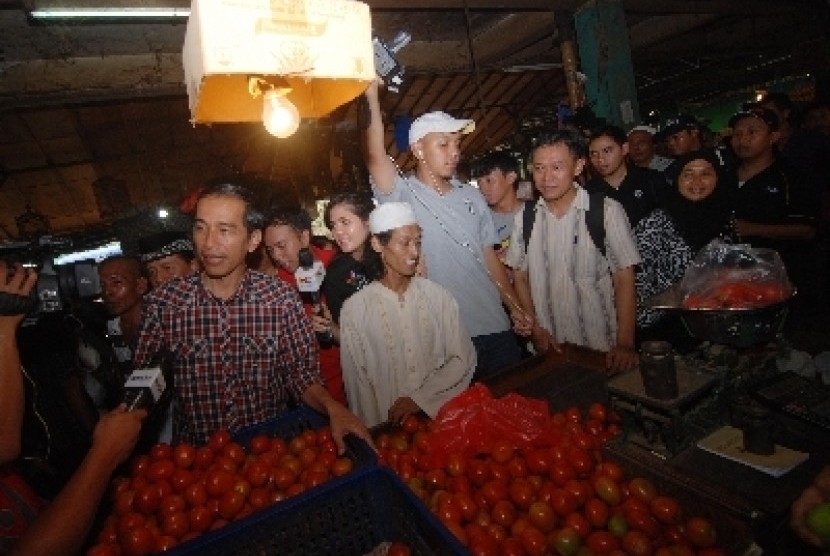  Joko Widodo bersama pedagang di Pasar Senen, Jakarta Pusat.   (Foto : Agung Fatma Putra)