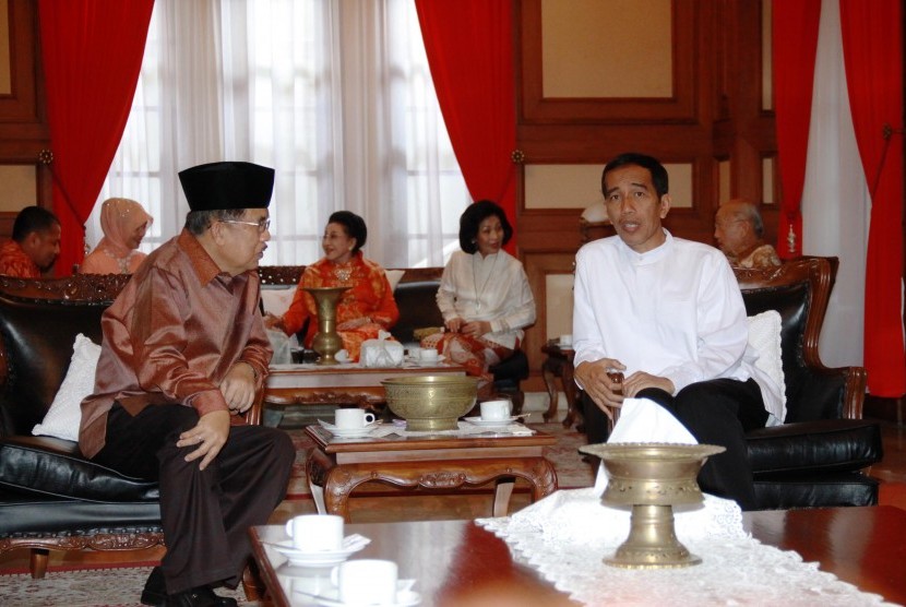 Joko Widodo bersilaturahim dengan Jusuf Kalla di rumah dinas Gubernur DKI, Jakarta, Senin (28/7).