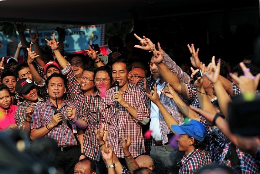 Joko Widodo (center) or Jokowi, meet his supporters in Jakarta on Thursday. According to quick count, Jokowi with his running mate, Basuki Tjahaja Purnama, slightly win from their rivals,  Fauzi Bowo and Nachrowi Ramli.   
