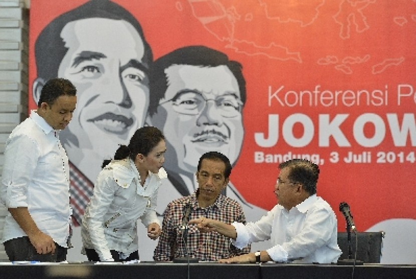  Joko Widodo dan Jusuf Kalla berbincang dengan Anies Baswedan dan Rieke DIah Pitaloka seusai memberikan keterangan pers di Bandung, Kamis (3/7).