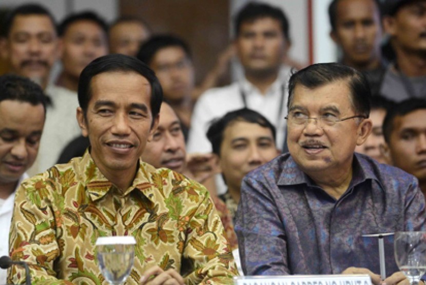 Joko Widodo dan Jusuf Kalla (kanan).