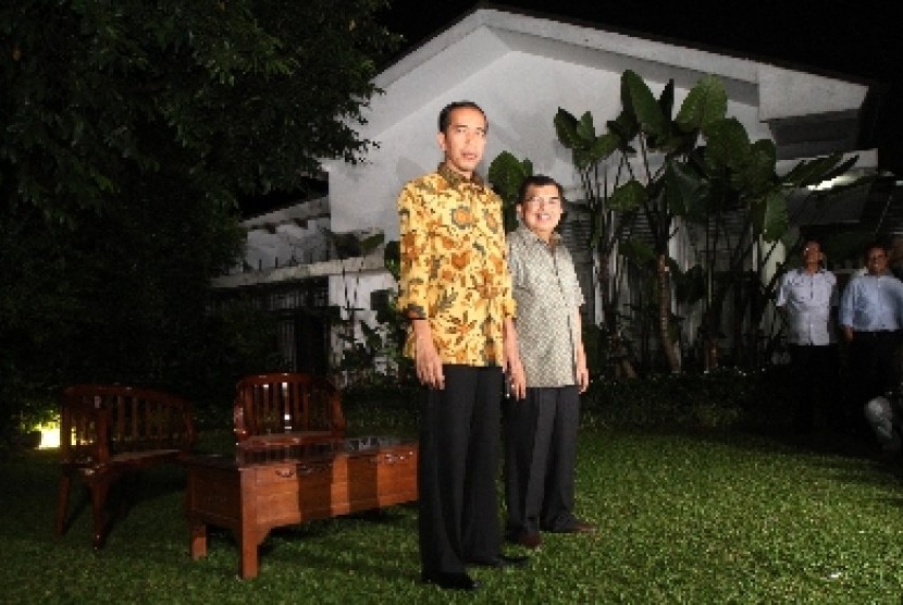 Joko Widodo, dan Jusuf Kalla menggelar konferensi pers di rumah Dinas Gubernur, Jakarta, Kamis (21/8). 