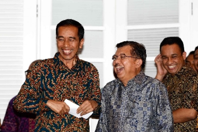 Joko Widodo dan Jusuf Kalla menggelar konferensi pers di Rumah Transisi, Jakarta, Senin (15/9).