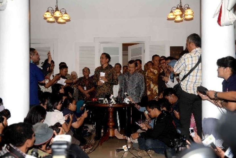 Joko Widodo dan Jusuf Kalla menggelar konferensi pers di Rumah Transisi, Jakarta, Senin (15/9).