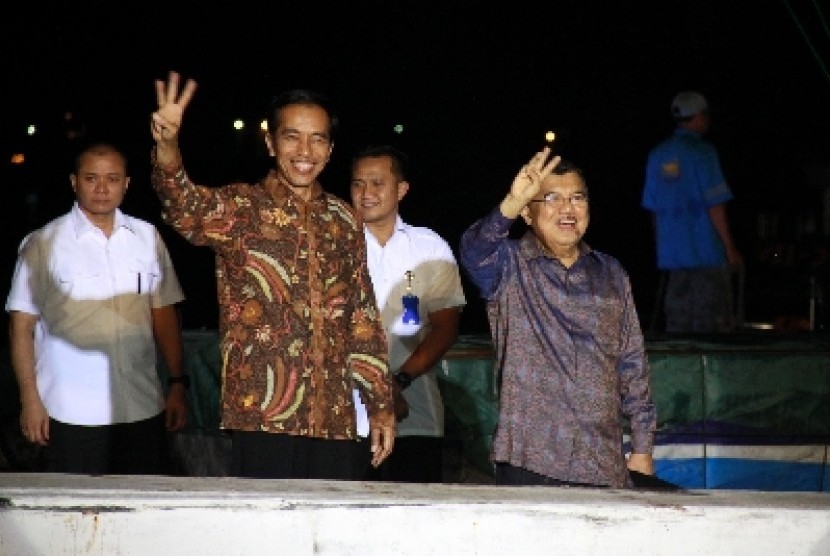 Joko Widodo dan Jusuf Kalla saat berpidato kemenangan di atas kapal di Pelabuhan Sunda kelapa, Jakarta, Selasa (22/7) malam. 