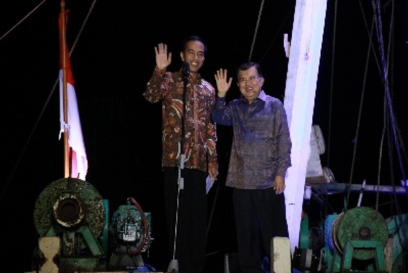 Joko Widodo dan Jusuf Kalla saat berpidato kemenangan di atas kapal di Pelabuhan Sunda kelapa, Jakarta, Selasa (22/7) malam. 