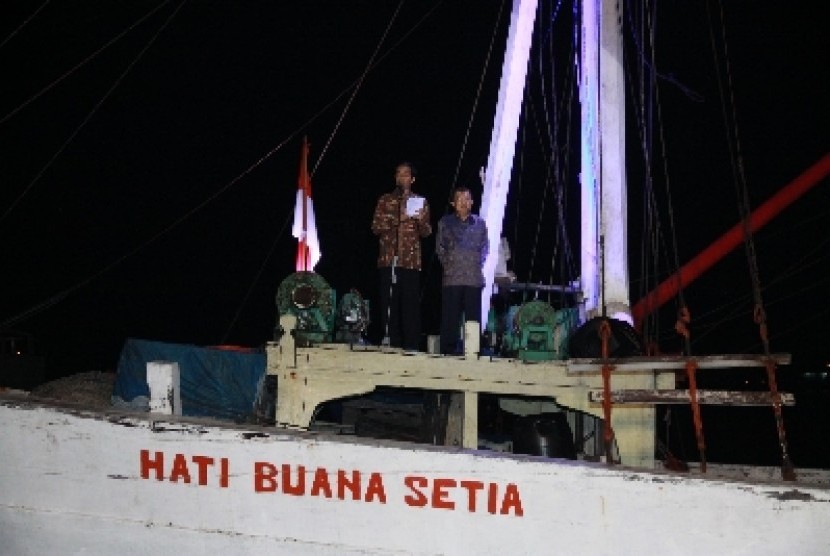 Joko Widodo dan Jusuf Kalla saat berpidato kemenangan di atas kapal di Pelabuhan Sunda kelapa, Jakarta, Selasa (22/7) malam WIB. 