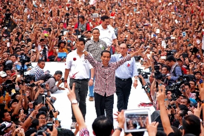  Joko Widodo (depan) setelah memberikan pidato kampanye nya di Stadion Gelora Bung Karno, Jakarta Selatan, Sabtu (5/7). 