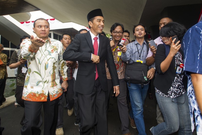 Joko Widodo, dikejar sejumlah wartawan seusai menghadiri Sidang Bersama DPR dan DPD RI dalam rangka HUT Kemerdekaan ke-69 RI di Gedung Nusantara, Kompleks Parlemen, Senayan, Jakarta, Jumat (15/8). 